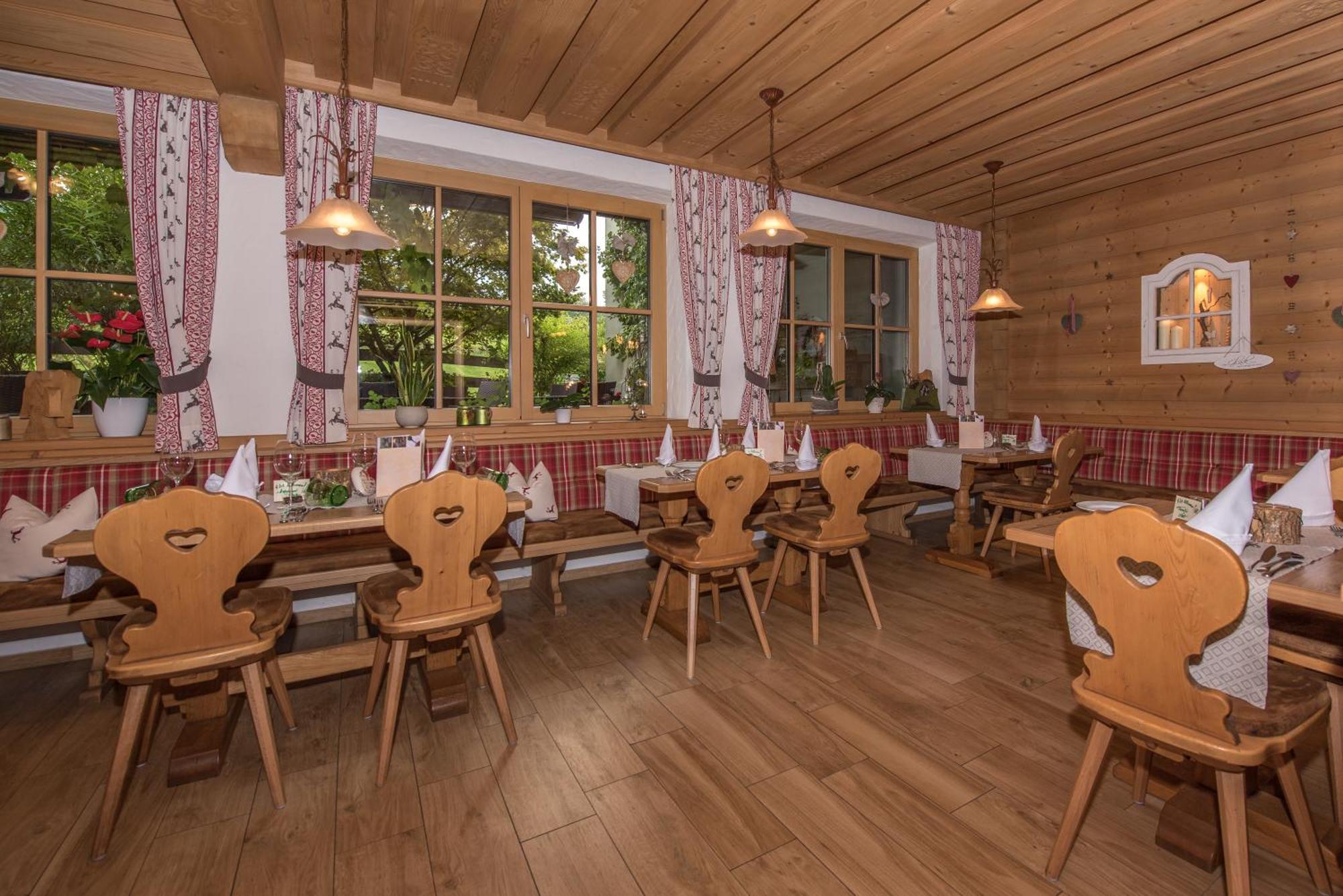 Gourmet-Hotel Gruenwald Леоганг Екстериор снимка