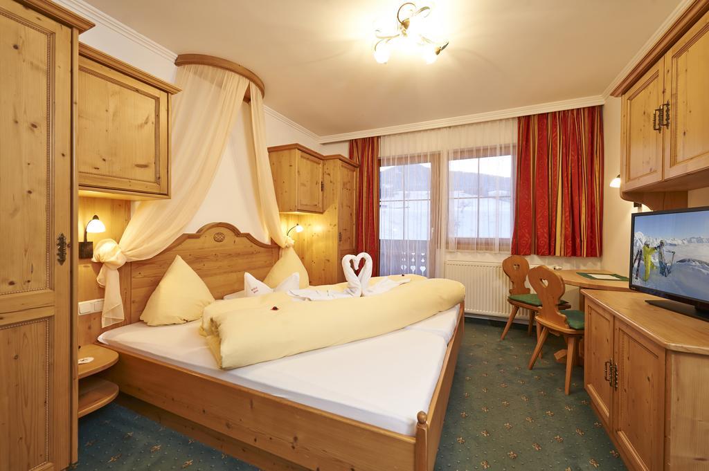 Gourmet-Hotel Gruenwald Леоганг Екстериор снимка