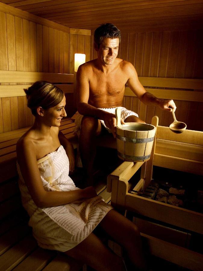 Gourmet-Hotel Gruenwald Леоганг Екстериор снимка